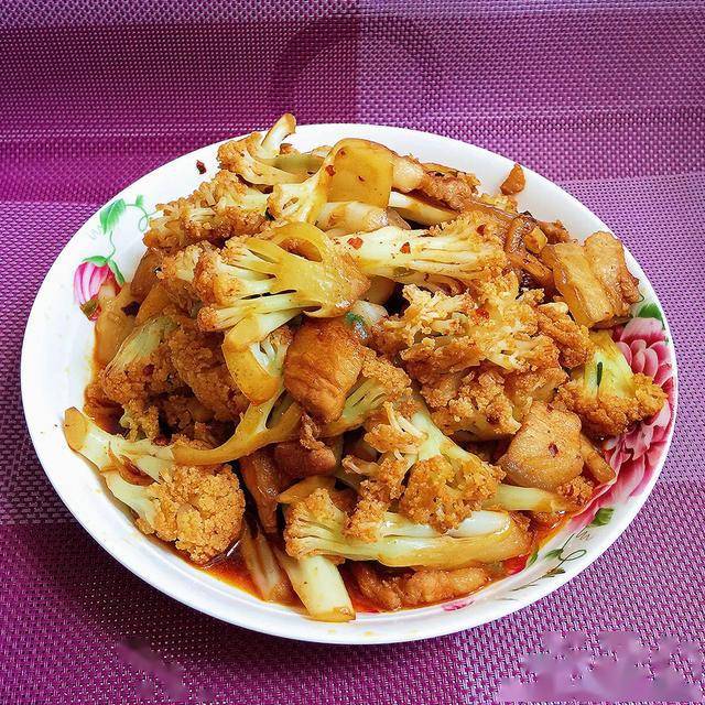 干锅花菜五花肉简单做法 dab8f53c5e764ad4af44cdf148908294.jpeg