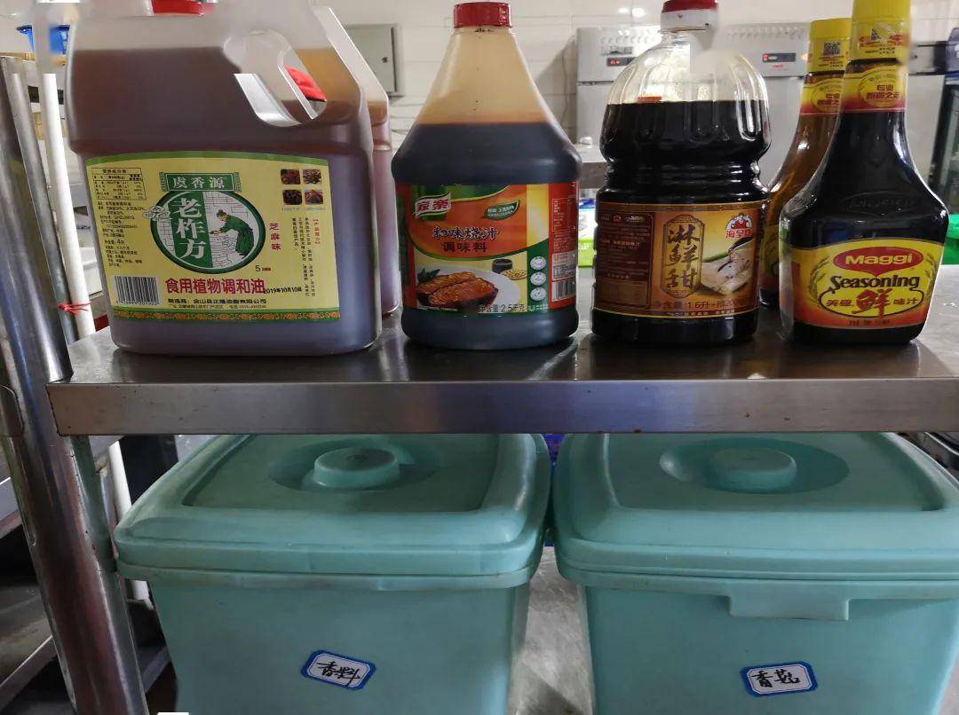 实施色标管理,不同种类食品原料分框存放.