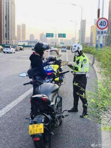 摩托车严禁上高架道路行驶,高速道路更上不得!