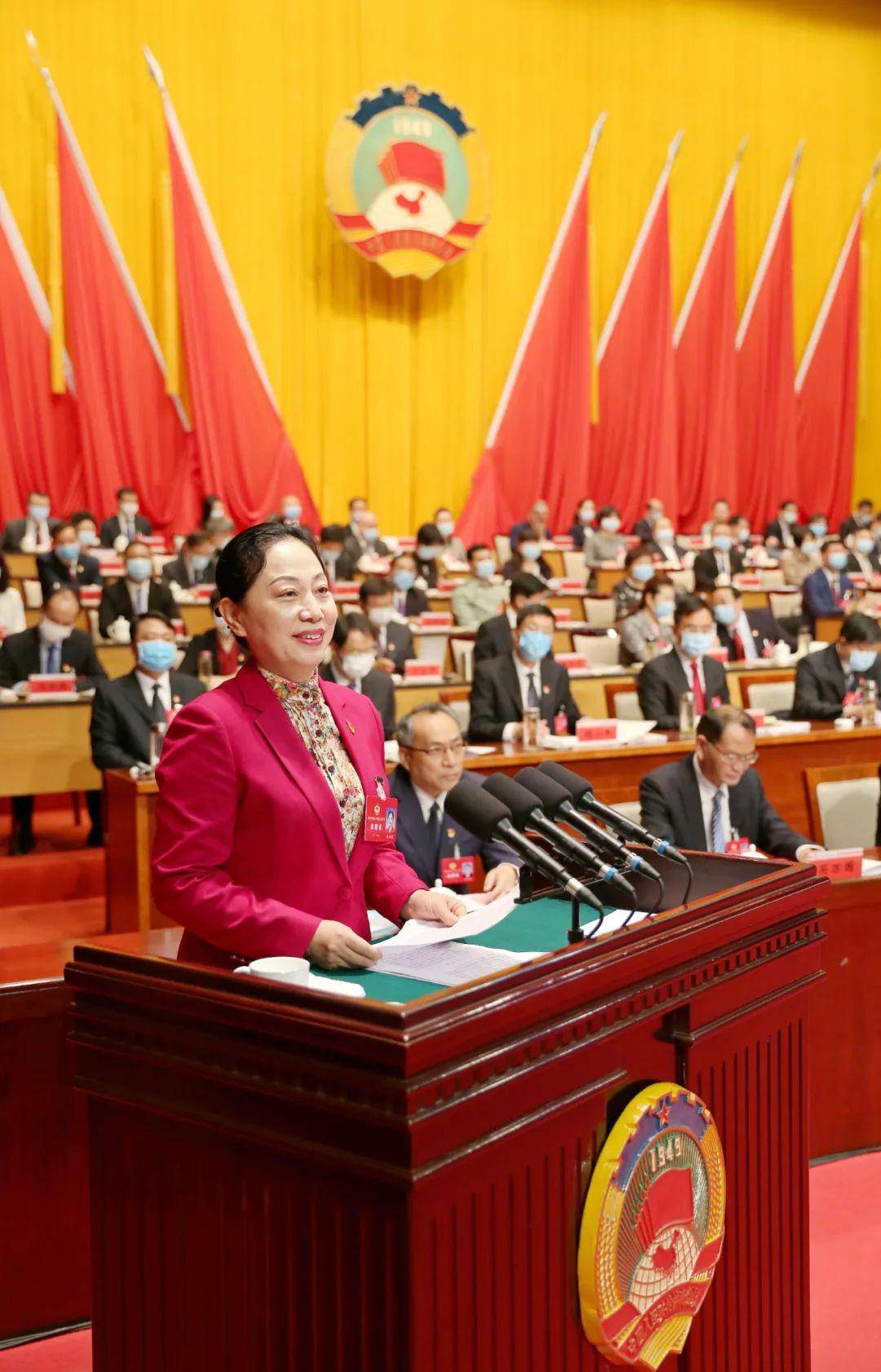 杨娅辉代表政协第十四届焦作市委员会常务委员会,向大会作工作报告.