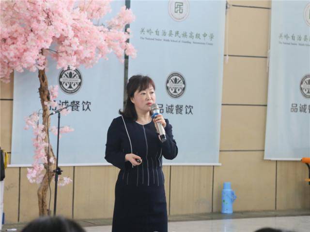 赵楠老师在理科分会场作语文学科答题指导