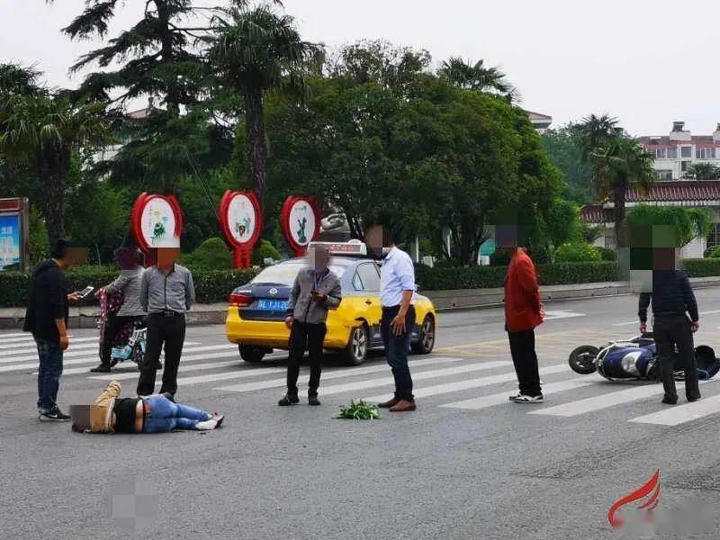 警示!昨天丹阳接连发生两起车祸,电动车连车带人被撞飞.