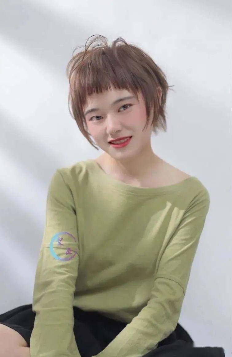 虎牙刘海与短发