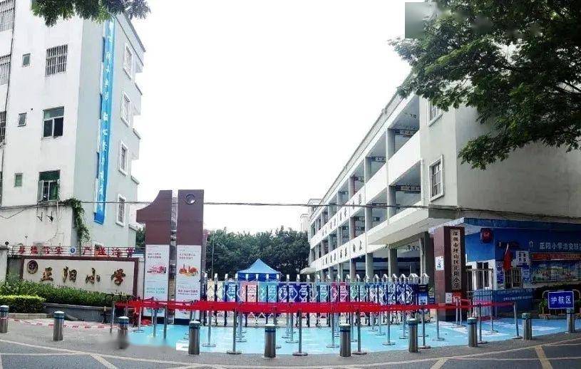 正阳小学创办于2016年9月,位于坑梓街道秀新社区双秀路十号,占地面积