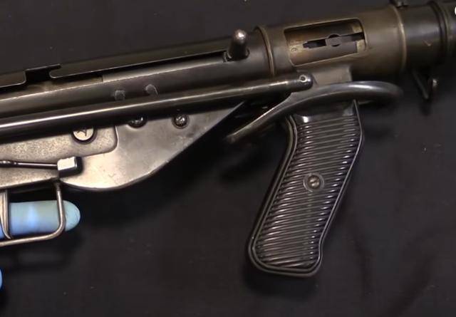 一个加入德国元素的斯登冲锋枪,来自澳大利亚的奥斯丁冲锋枪