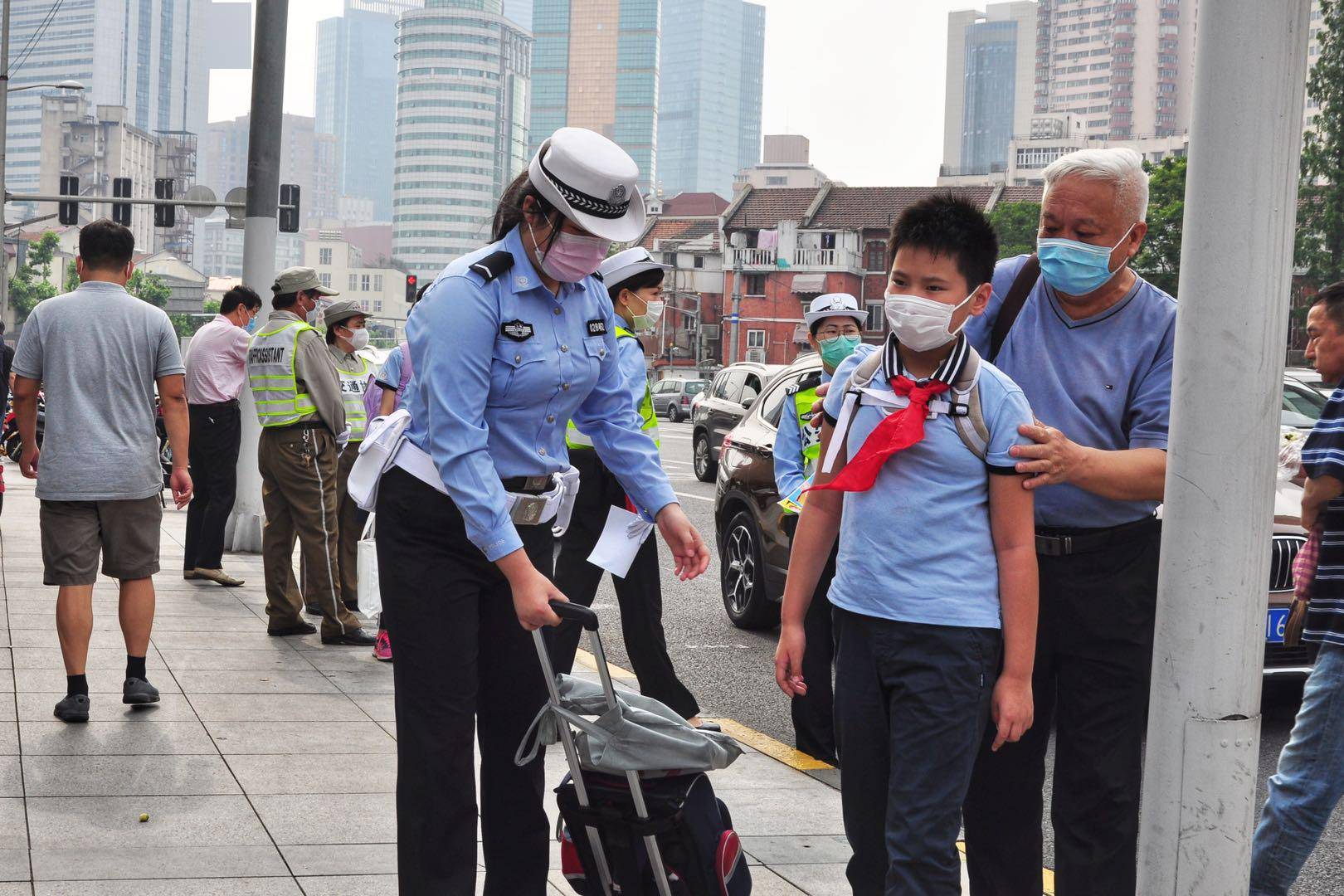 短暂停靠,即接即走…上海交警"一校一方案,保障开学期间道路交通