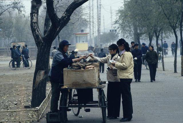 城市旧影:八十年代辽宁老照片,推着自行车卖冰棒