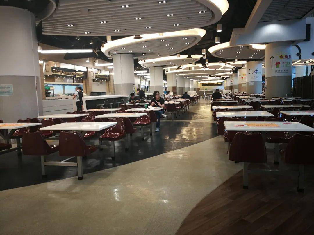不过今天来吃早饭的同学不多~香港科技大学吃饭的时间到了,太古食堂