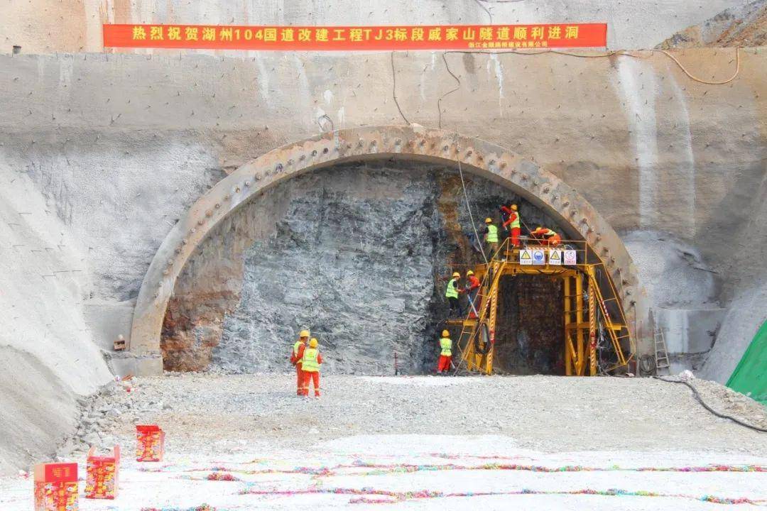双向六车道连通湖长的又一条隧道开凿