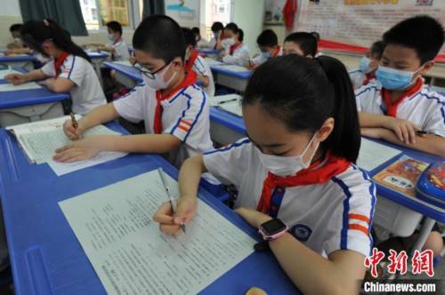图为福州市仓山区第六中心小学四年级学生在填写问卷.张斌 摄
