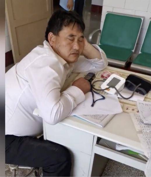 大衣哥看病被全程直播，当医生面睡大觉，现金