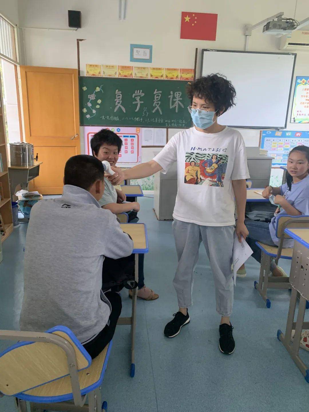 培智学校的小天使复学了_开化县