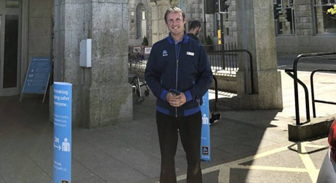 英国一位老人总买罐头食品 超市经理帮她吃上热