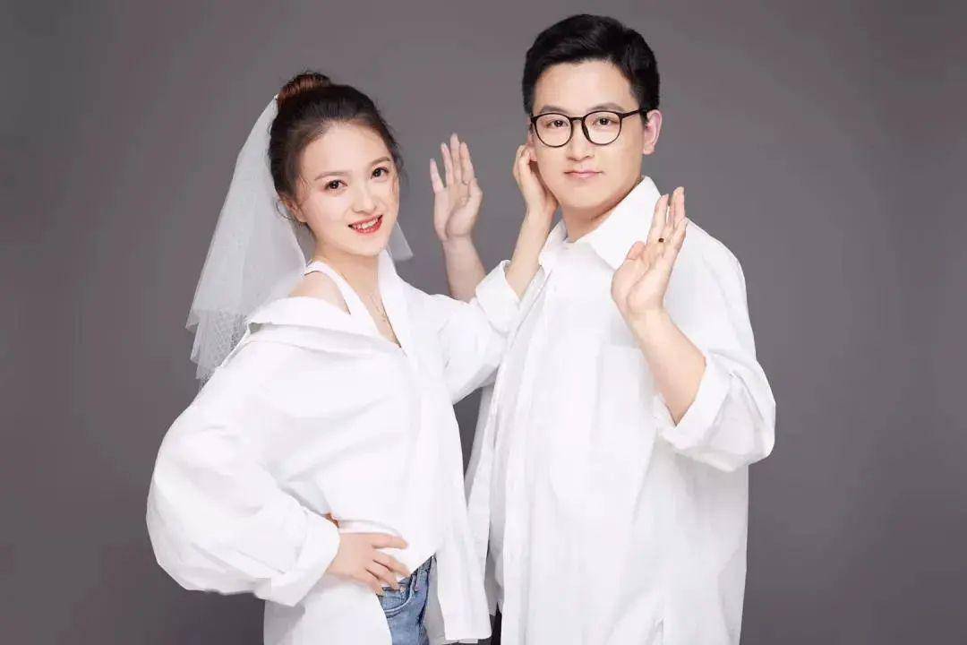 女孩和男孩隔着口罩迫不及待地 在婚姻登记处门口深情一吻 22岁的沈