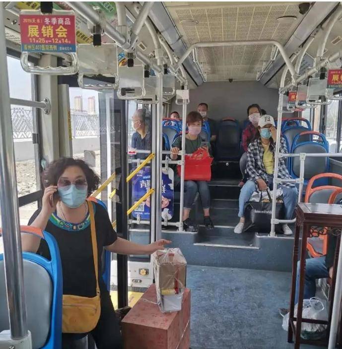 工作,保障乘客安全,羲通公交公司要求乘坐公交车的乘客必须要佩戴口罩