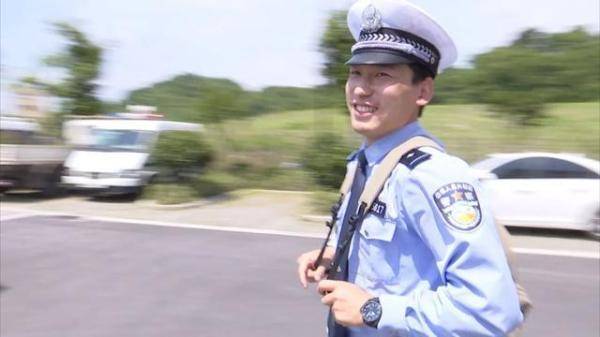 王怡：嘉兴一位年轻交警来不及换下警服就冲向民政局...，520