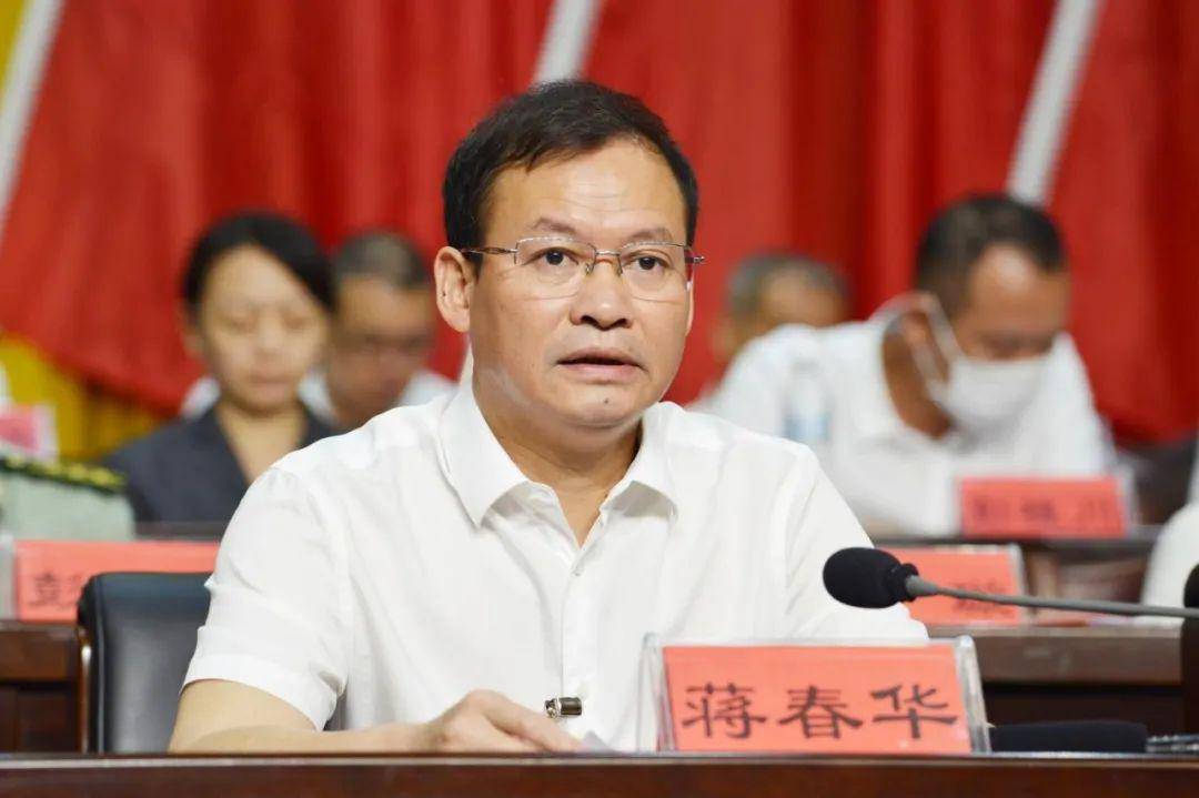 中共阳朔县委书记蒋春华在会上作重要讲话.