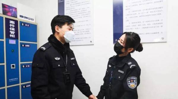 王怡：嘉兴一位年轻交警来不及换下警服就冲向民政局...，520