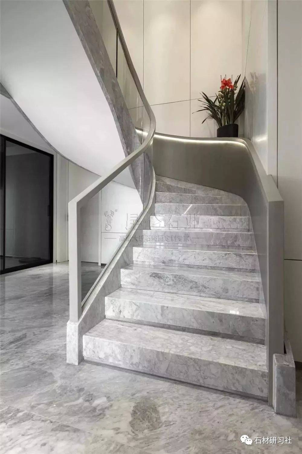 " 高级灰具有很强的装饰性  用灰色大理石对楼梯进行装修  其装饰效果