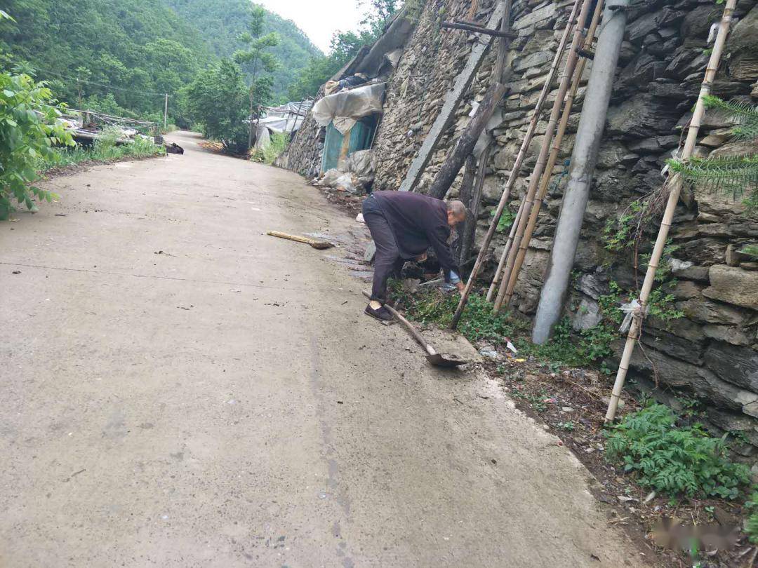 花瓶子镇人口_瓶子素描