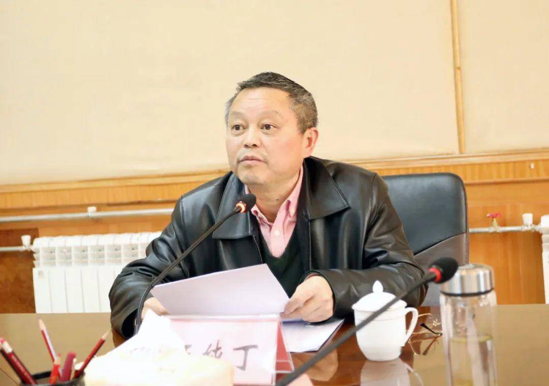 (区总工会党组书记,常务副主席王纯丁)会上,区总