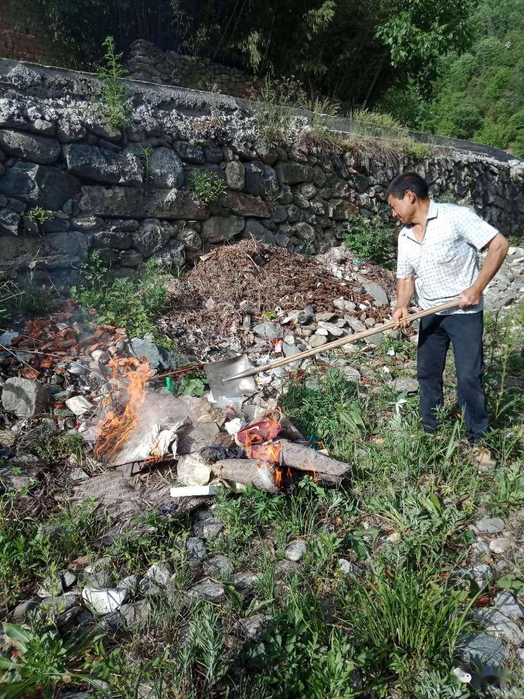 中南村组织村组干部和公益性岗位对路边及河道生活垃圾进行全面清理
