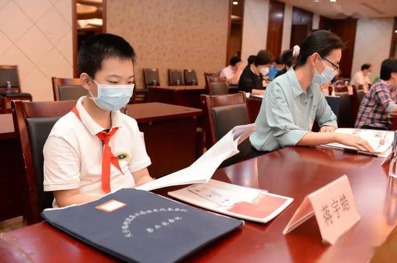 和田中学七年级学生王悠昫和静安区闸北实验小学五年级学生蒋宇皓