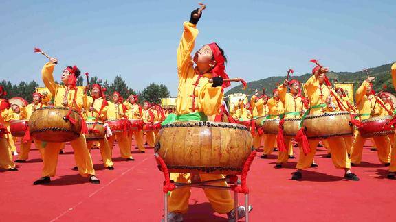 山西霍州11岁的农民娃任益冉敲锣鼓当领队,锣鼓技艺后继有人