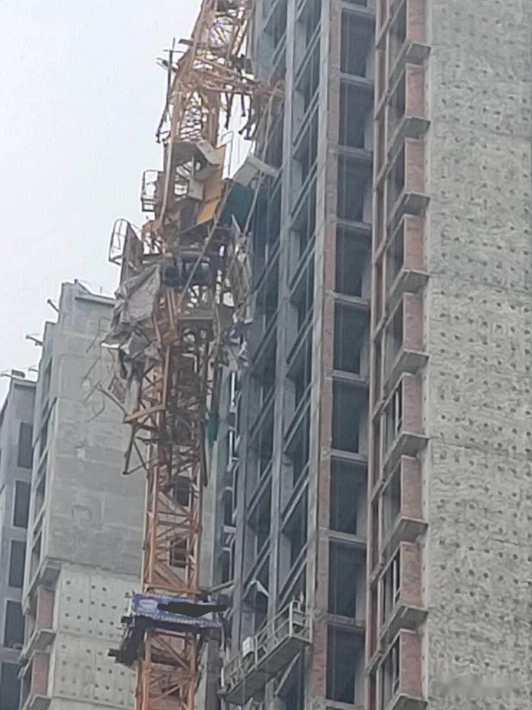 突发!湖南长沙梅溪湖一在建工地塔吊发生倒塌事故!附塔吊倒塌原因分析及预防措施!