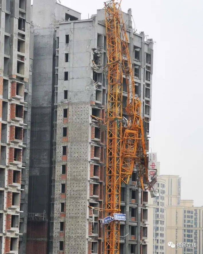 突发!湖南长沙梅溪湖一在建工地塔吊发生倒塌事故!附塔吊倒塌原因分析及预防措施!