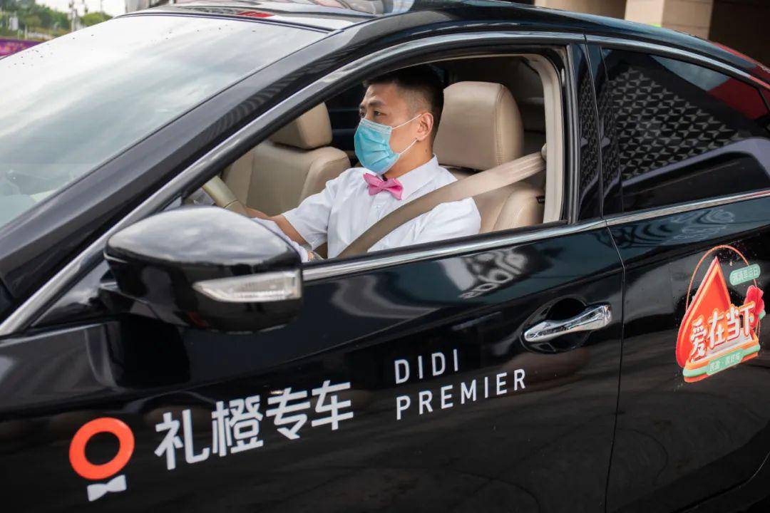 礼橙专车为你们安排得妥妥当当啦,安心将多队情侣送回家