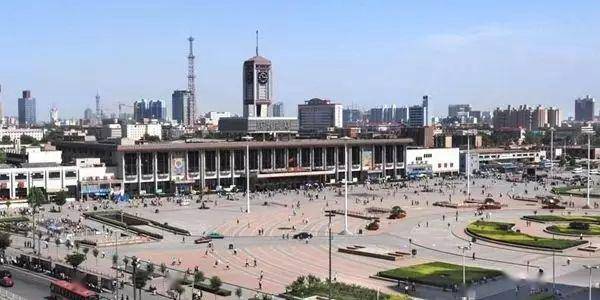 石家庄老火车站 位于石家庄市桥西区中山路南侧解放广场.