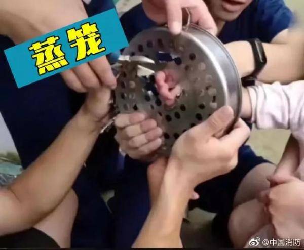 疼！婴儿右手指被卡螺丝帽，家长抱孩子到消防队救助