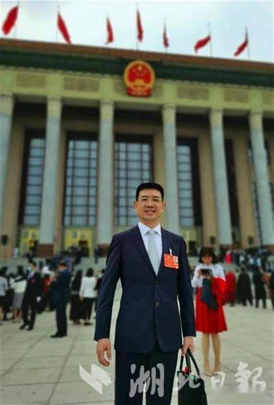 住鄂全国政协委员黄立登上大会发言席