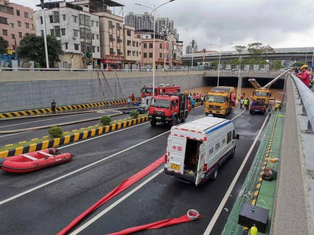 视频| 黄埔国企员工暴雨中救下8名被困者;被淹的开源大道隧道恢复通车