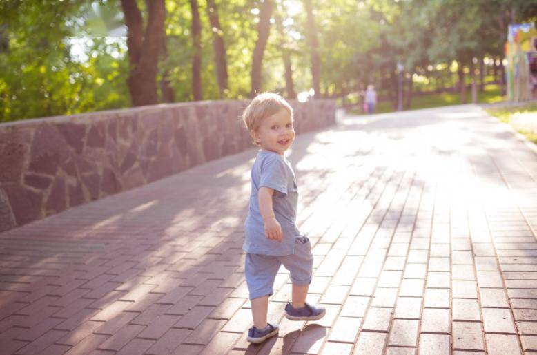 「宝宝」孩子摔倒了要不要扶？聪明家长都这么做···
