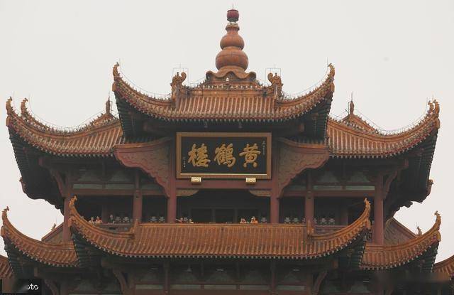 武汉黄鹤楼对联,上联:栏杆外滚滚波涛任千古英雄挽不住大江东去