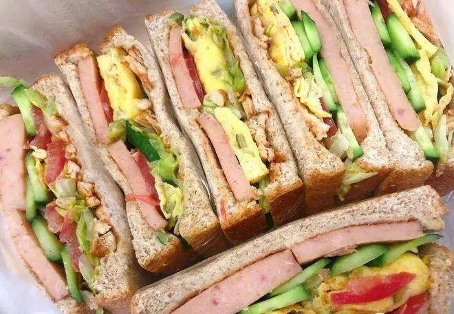 夹着超多料的三明治,早餐吃上一个超满足的