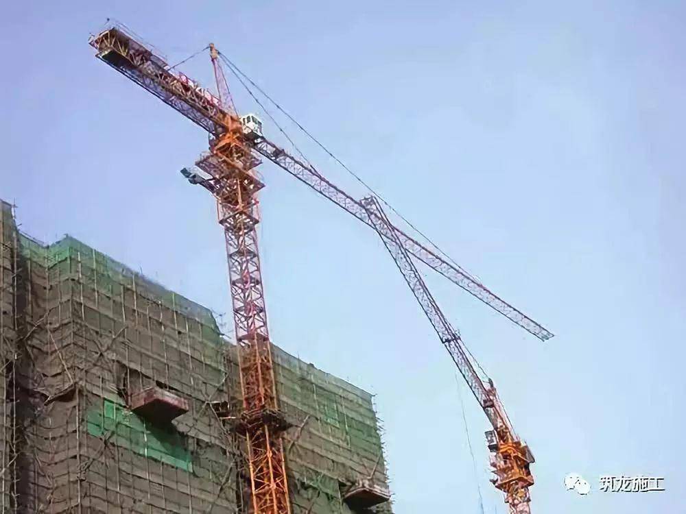 原因公布 | 山东潍坊一在建工地2台塔吊倒塌,致1死1伤!