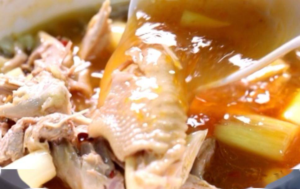这椒麻鸡的秘诀就在于这汤底,曹大姐说椒麻鸡的鸡汤是先用鸡油来熬制
