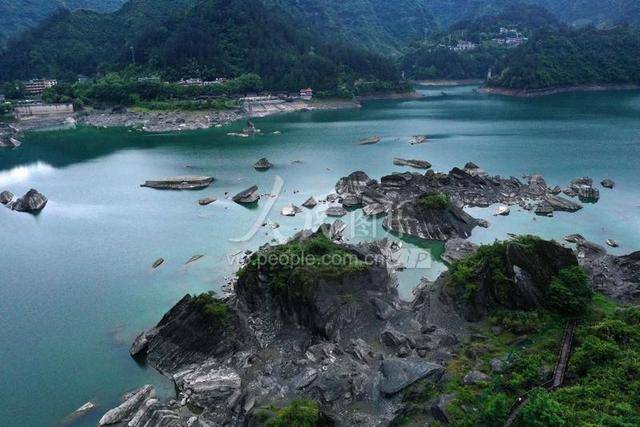 重庆黔江:小南海现地质奇观 大量地震滚石冒出水面