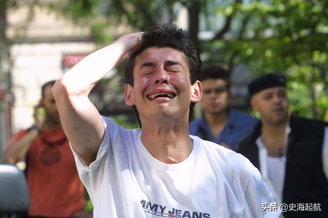 911事件老照片:美国史上最严重的恐怖袭击,图1的男孩哭得很伤心