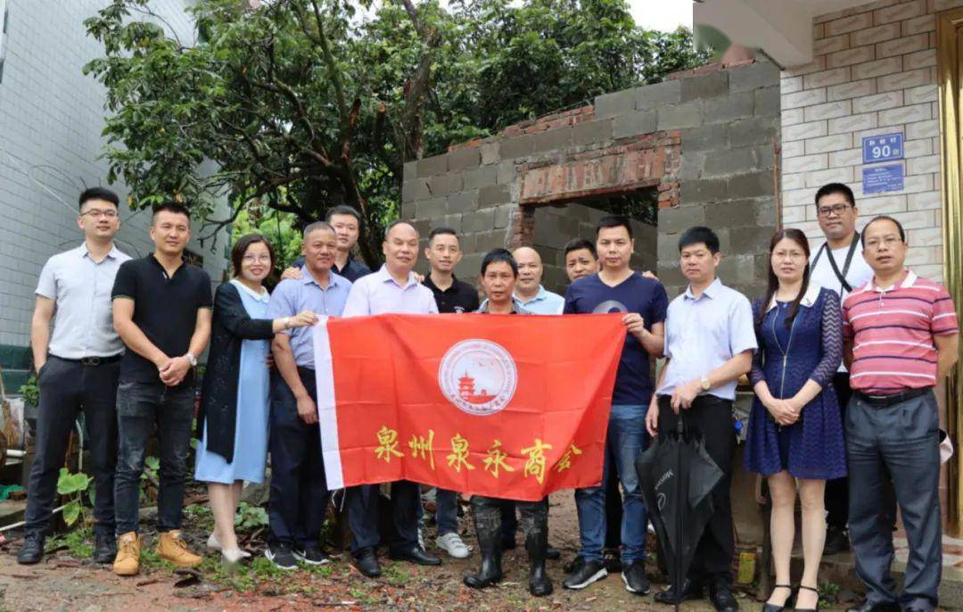 一早,当商会慰问队伍的车驶进岵山镇时,天正下着雨,有的家庭车辆无法