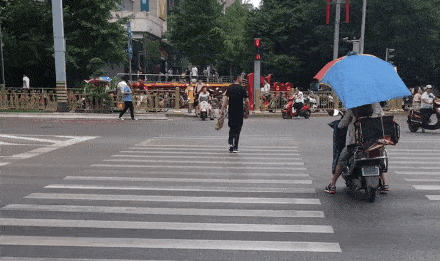 过马路玩手机