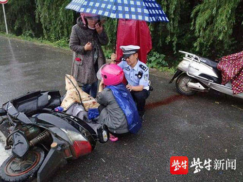 受伤|女子雨天不慎摔倒，暖心交警撑伞守护