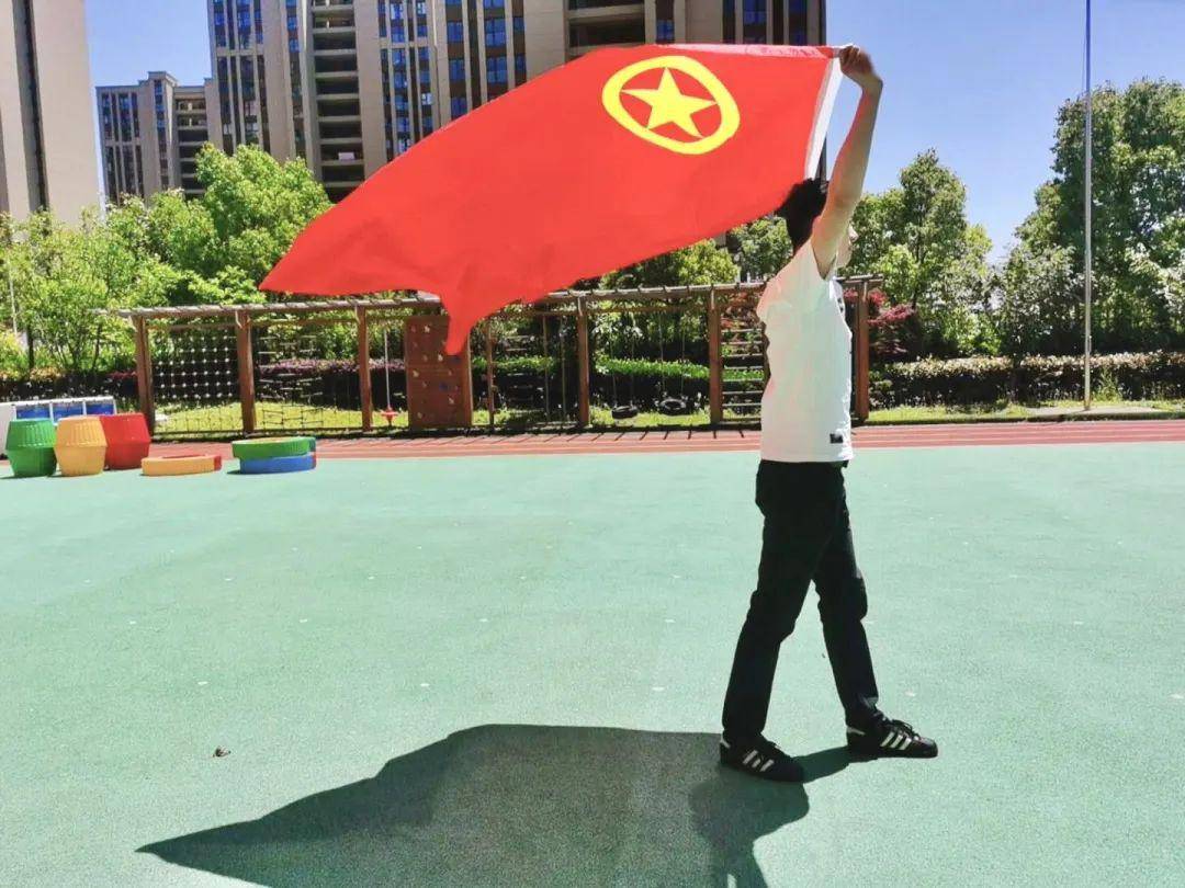 青春聚力我与团旗团徽合个影摄影作品投票开始啦