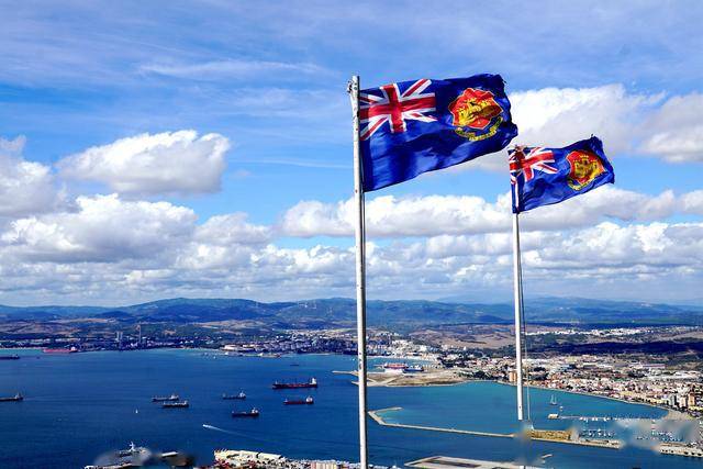 山顶同时立有英国国旗和直布罗陀旗帜.