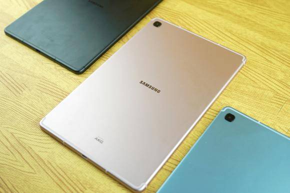 三星galaxy s6 lite图赏:生产力和娱乐性兼备 实力抗衡ipad