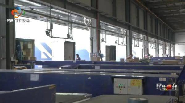 国家给的！“快递小哥”好开心