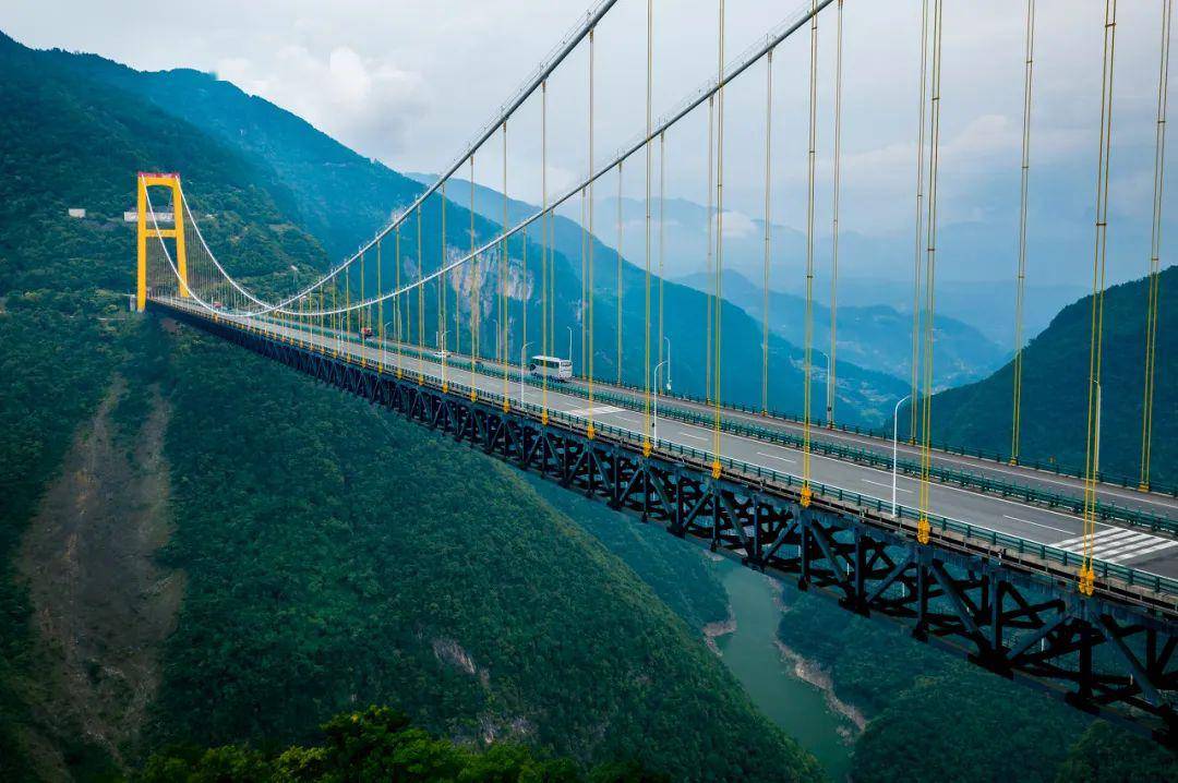 它是恩施第一高桥,坐落在崇山峻岭当中,横架在四渡河大峡谷之上.